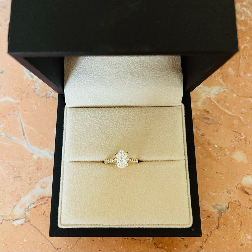 18 karat Engagement ring with 2 ct moissanite, set with brilliant cut diamonds - Picture 3 of 3